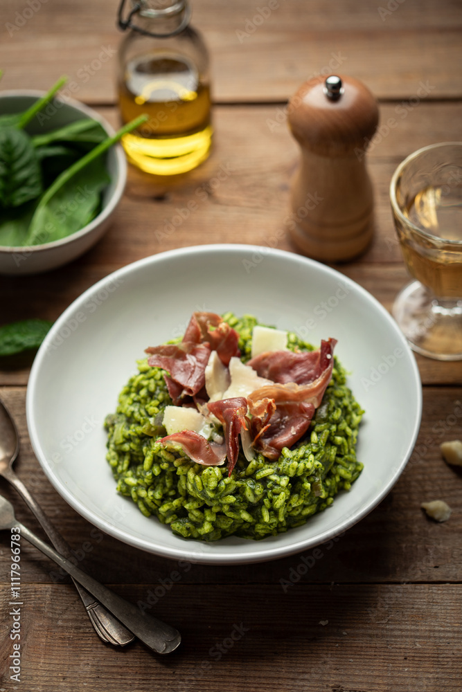 risotto aux épinards, chips de jambon cru grillé et parmesan risotto aux épinards, chips de jambon cru grillé et parmesan