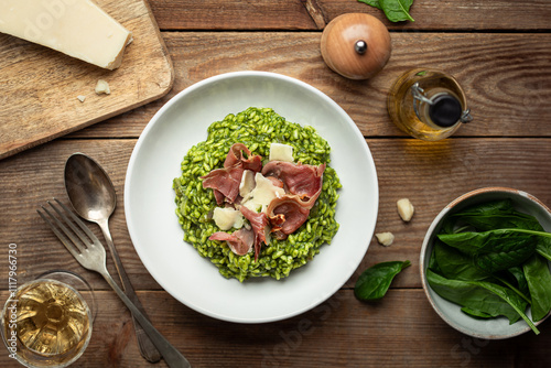 risotto aux épinards, chips de jambon cru grillé et parmesan photo