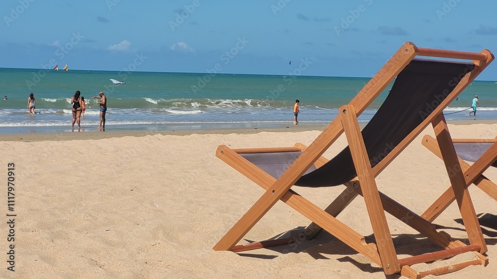 Cadeira de praia na praia e ao fundo um mar verde Cadeira de praia na praia e ao fundo um mar verde