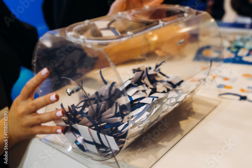 Behang Process of prize drawings, extracting a winning numbers of lottery machine, raff