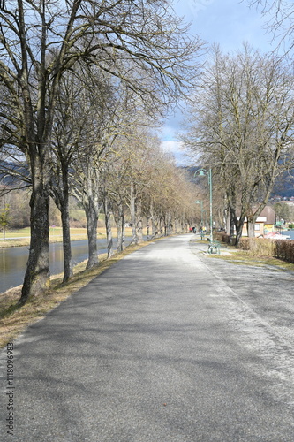 Gehweg am Wasser