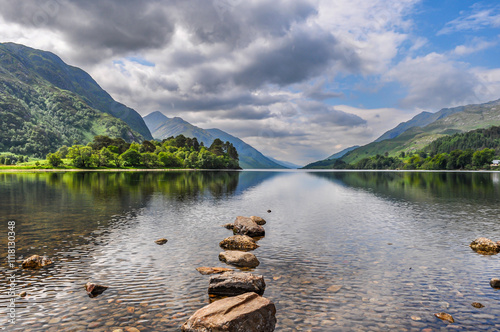 Blick auf Loch Shiel am Glenfinnan Monument in den Highlands von Schottland photo