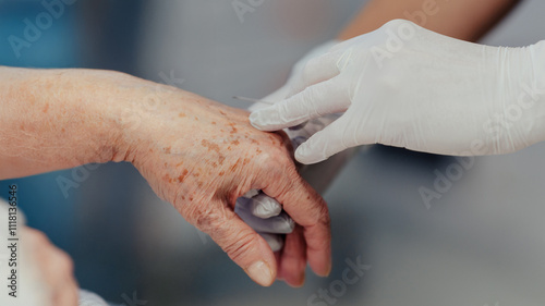 Foto Close up of nurse administrating medication throught IV