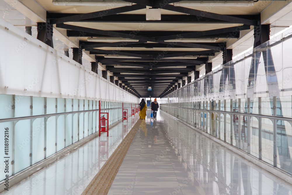 Fototapeta premium pedestrian bridge in the city