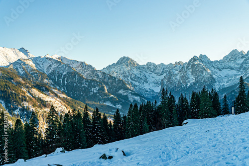 Obraz na płótnie Góry wysokie, Tatry w Polsce zimą podczas pięknej słonecznej pogody z błękitnym niebem. w salonie