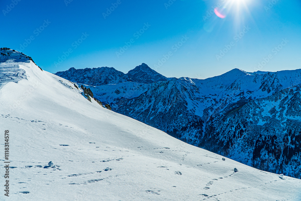 Góry wysokie, Tatry w Polsce zimą podczas pięknej słonecznej pogody z błękitnym niebem.