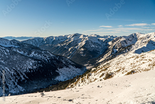 Obraz na płótnie Góry wysokie, Tatry w Polsce zimą podczas pięknej słonecznej pogody z błękitnym niebem. w salonie