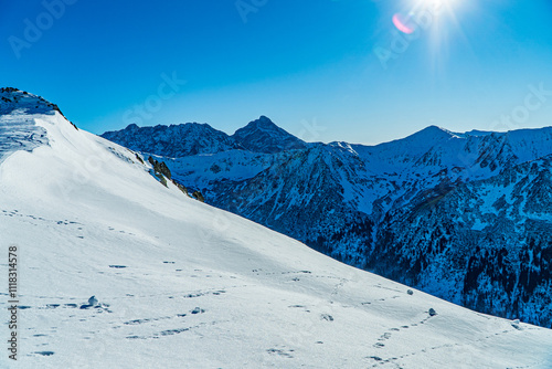 Obraz na płótnie Góry wysokie, Tatry w Polsce zimą podczas pięknej słonecznej pogody z błękitnym niebem. w salonie