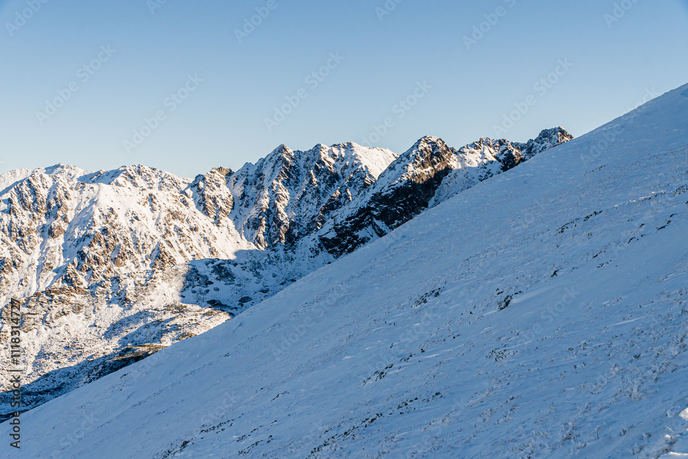 Góry wysokie, Tatry w Polsce zimą podczas pięknej słonecznej pogody z błękitnym niebem.