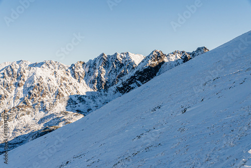 Obraz na płótnie Góry wysokie, Tatry w Polsce zimą podczas pięknej słonecznej pogody z błękitnym niebem. w salonie