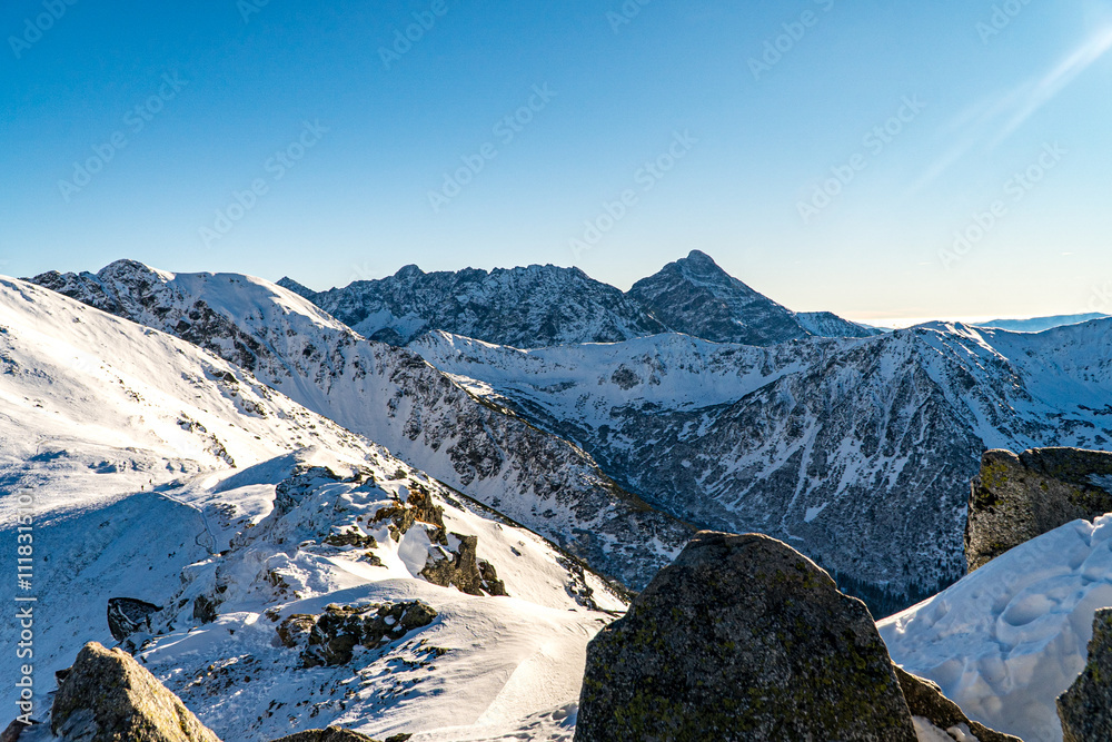 Góry wysokie, Tatry w Polsce zimą podczas pięknej słonecznej pogody z błękitnym niebem.