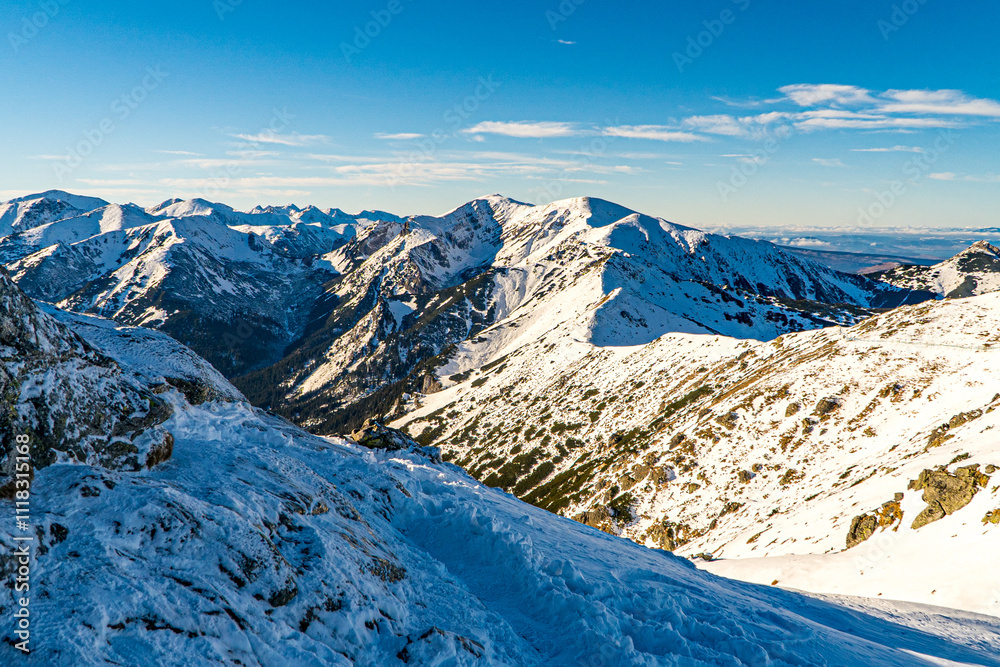 Góry wysokie, Tatry w Polsce zimą podczas pięknej słonecznej pogody z błękitnym niebem.