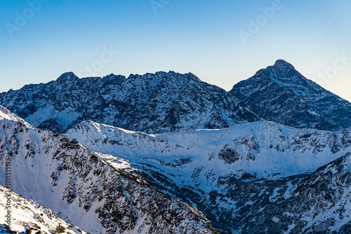 Góry wysokie, Tatry w Polsce zimą podczas pięknej słonecznej pogody z błękitnym niebem.