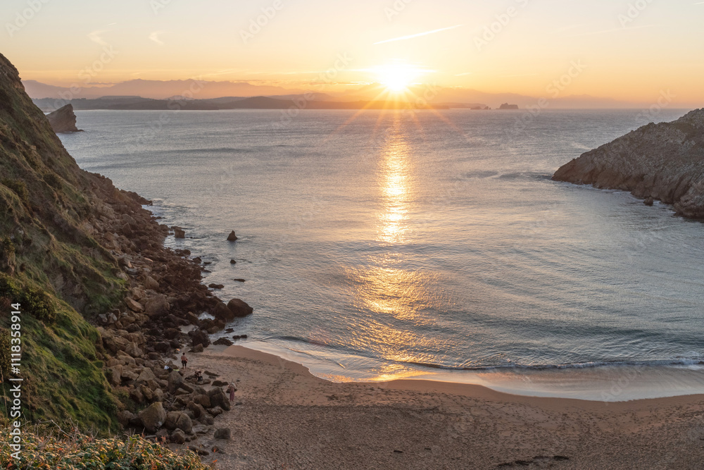 Obraz premium Sunset on Somocuevas Beach. Liencres, Cantabria. Broken Coast