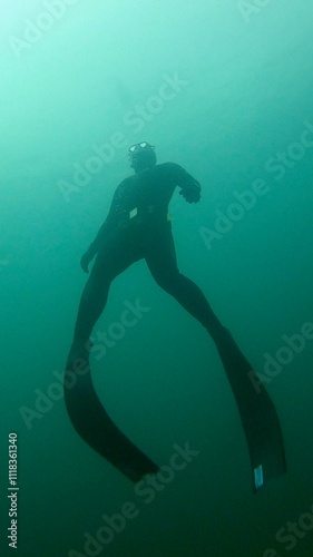 Foto scuba diver in the sea freediver