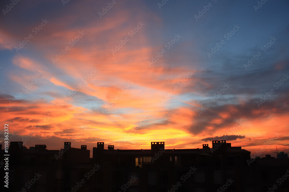 Atardecer con nubes dramáticas y rayos de luz Atardecer con nubes dramáticas y rayos de luz