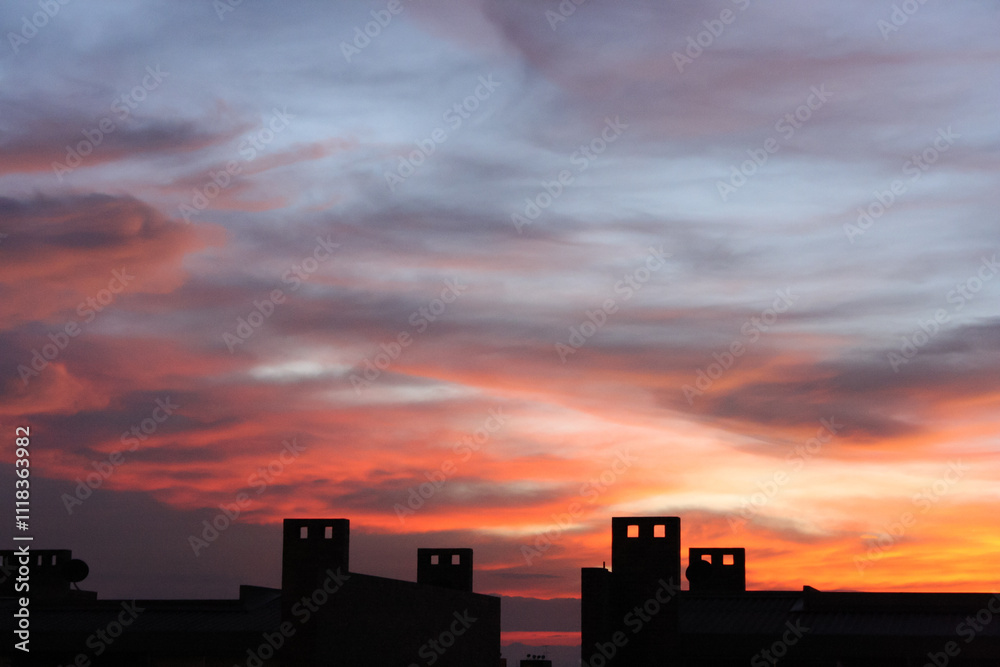 Atardecer con nubes dramáticas y rayos de luz Atardecer con nubes dramáticas y rayos de luz