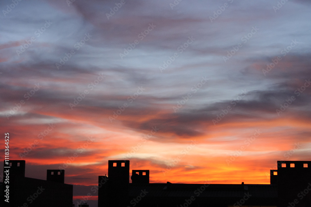 Atardecer con nubes dramáticas y rayos de luz Atardecer con nubes dramáticas y rayos de luz