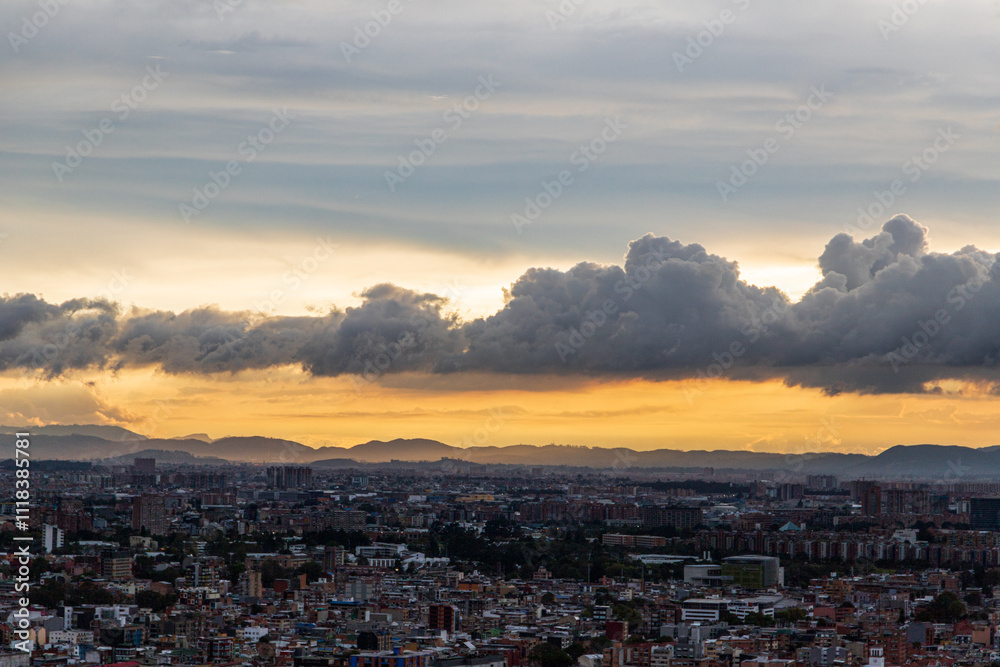 Atardecer dramático sobre Bogotá con nubes densas y paisaje urbano Atardecer dramático sobre Bogotá con nubes densas y paisaje urbano