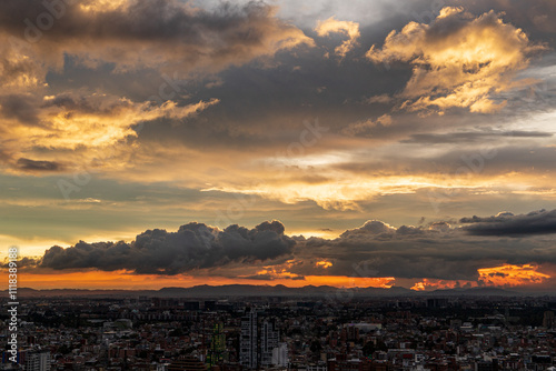 Atardecer dramático sobre Bogotá con nubes densas y paisaje urbano