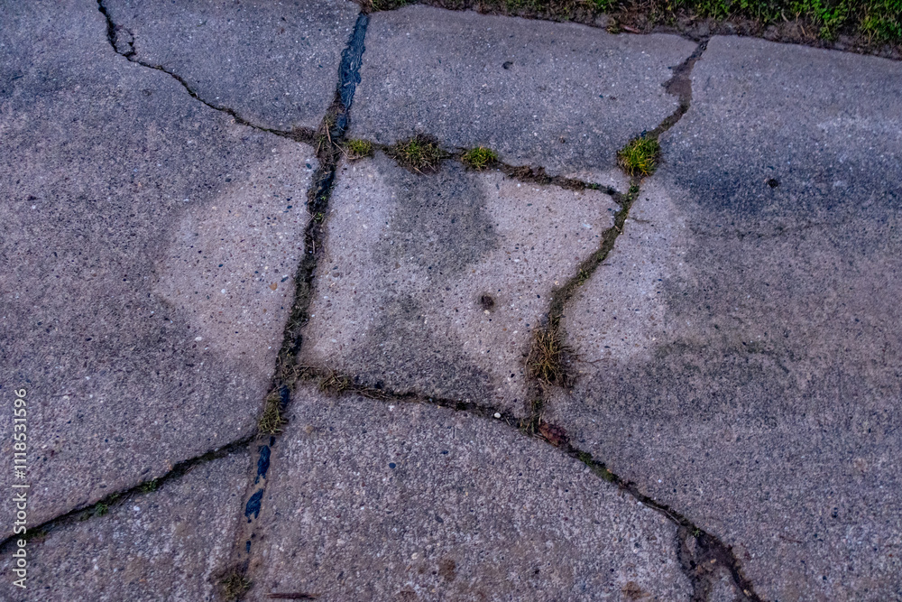 Obraz premium Strassenschäden auf einer alten Teerstrasse