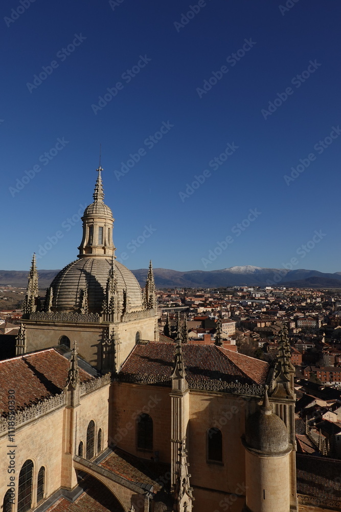 Naklejka premium Segovia under the snowy mountains