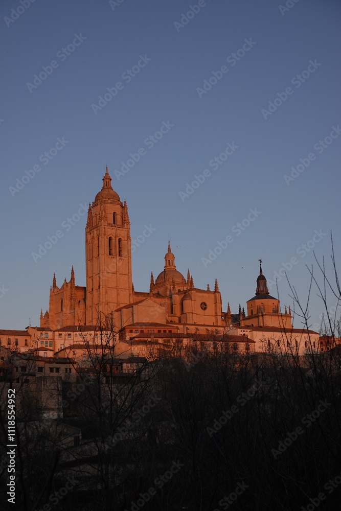 Fototapeta premium Catedral de Segovia in the sunset