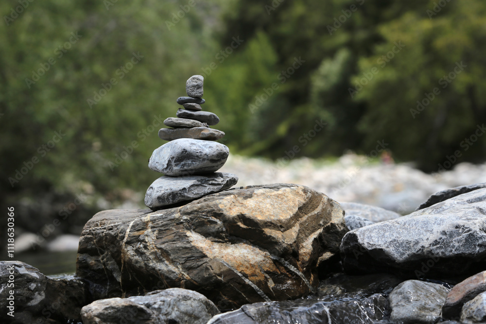 Steinpyramide an einem Bach in den französischen Alpen