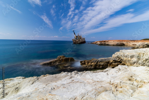 Verlassener Schiffswrack (Edro III) an idyllischer Küste Zypern bei strahlend blauem Himmel – Mediterrane Landschaft