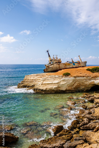 Verlassener Schiffswrack (Edro III) an idyllischer Küste Zypern bei strahlend blauem Himmel – Mediterrane Landschaft