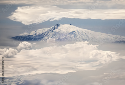 Cima innevata del vulcano Etna avvolta dalle nuvole 410c