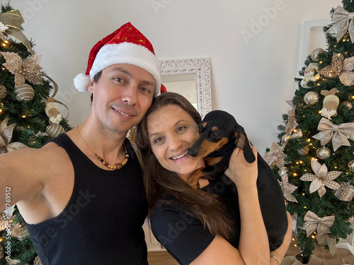 casal  e cachorro fofo duchshund no natal  photo