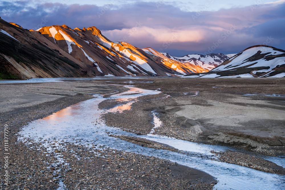 Φωτογραφία Sunset at Landmannalaugar in Iceland with colorful mountains in background