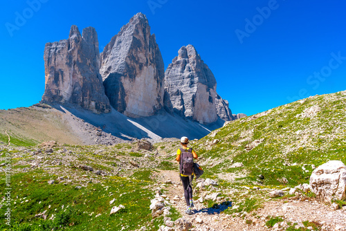 Valokuva Tourist hiking on the tre cime lavaredo trail in the italian dolomites