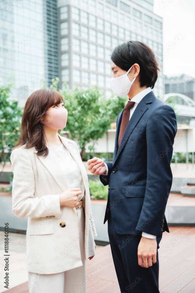 マスク姿のビジネスマン、ビジネスウーマン(話す)
マスク姿のビジネスマン、ビジネスウーマン(話す)