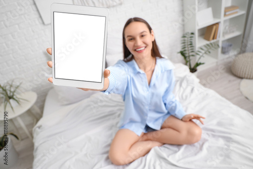 Young woman with blank tabl...