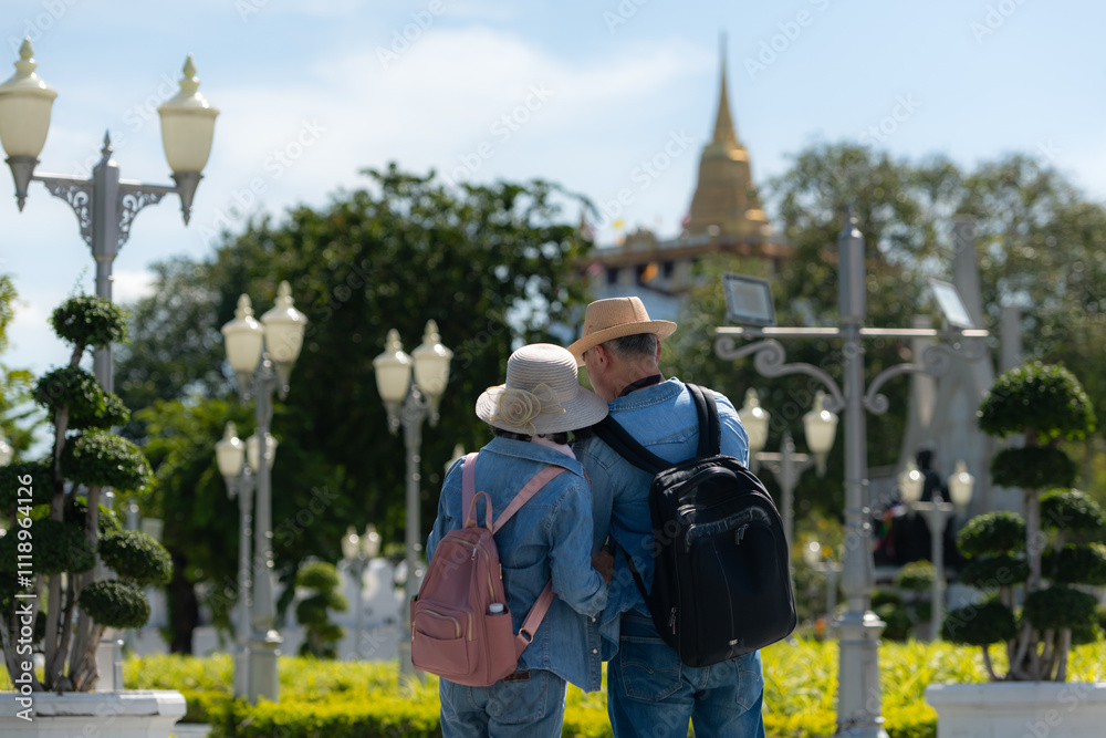 Obraz premium An elderly couple walks around the street in the old city of Bangkok, Thailand.