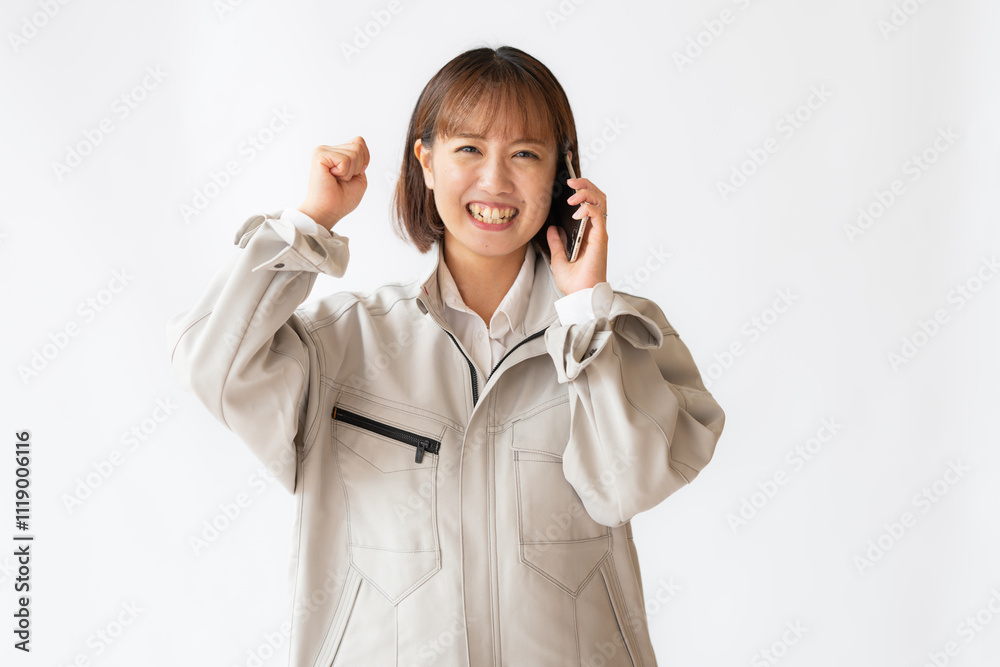 スマホと作業服女性 スマホと作業服女性