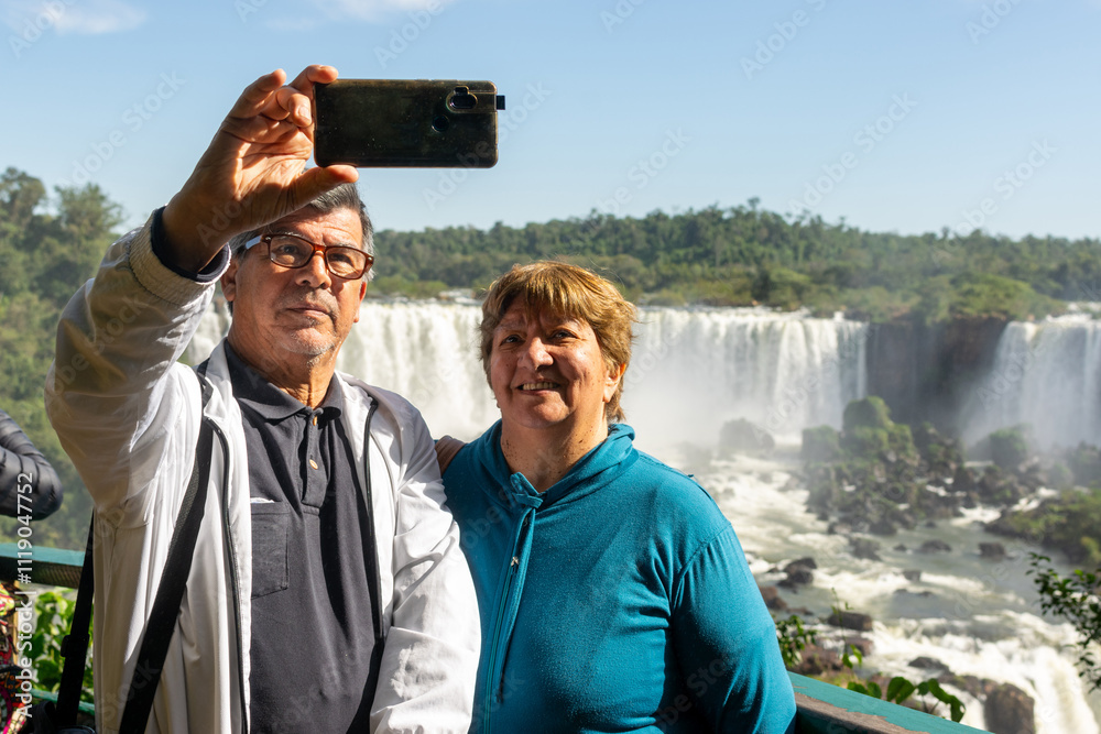 Feliz pareja de Jubilados Disfrutando de su retiro en las cataratas