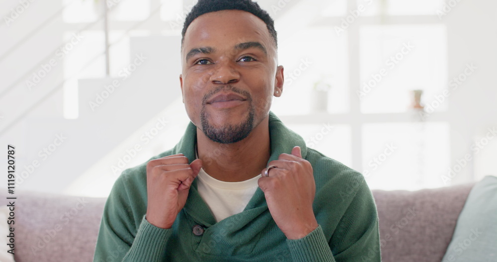 Naklejka premium Happy african american man sitting on sofa and having image call, slow motion