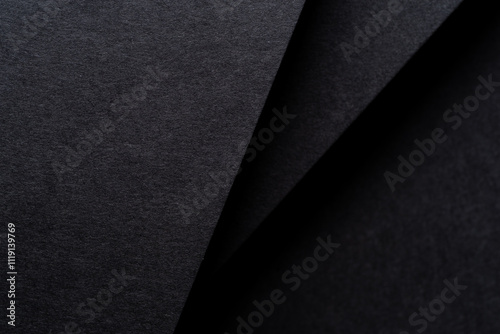 重なった黒い画用紙の背景