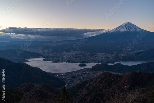 夜明けを迎える新道峠から眺める美しい富士山