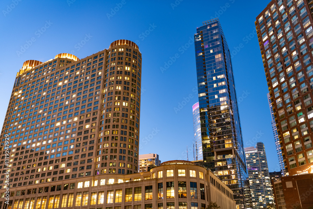 Obraz premium Chicago architecture of skyscraper. City night illuminated building. Skyscraper cityscape. Night city of Chicago. Business city. Night cityscape of Chicago skyscraper building. Chicago Riverwalk