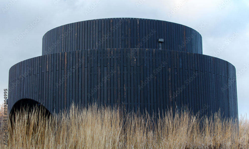 Obraz premium A large building with a lot of wood on it