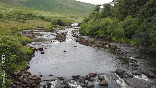 survol des lacs et montagne du Connemara le long des routes