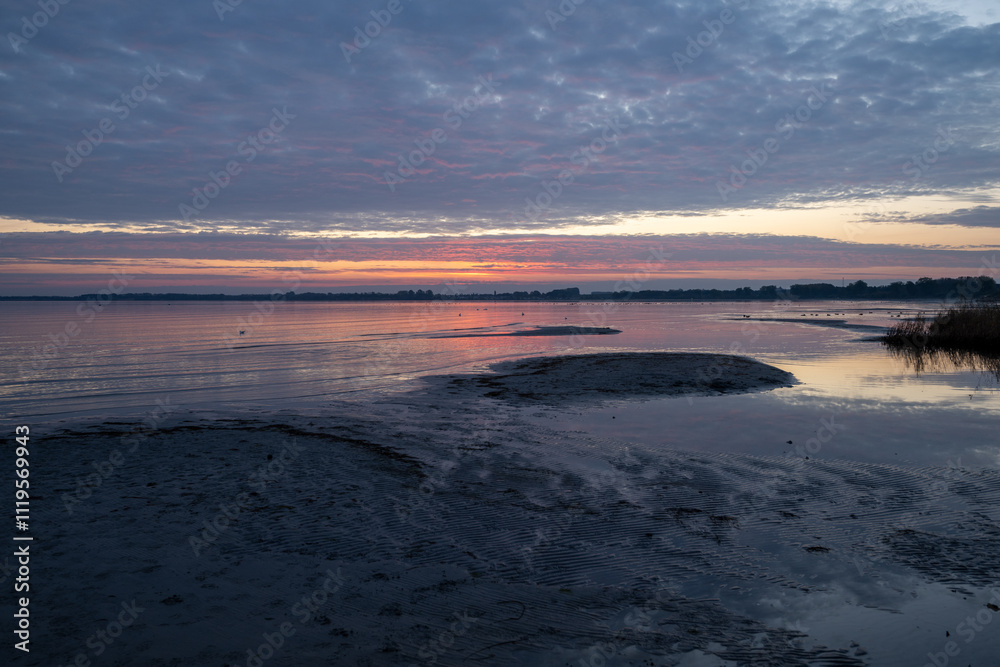 Markante Wolken mit rotes Sonnenlicht - aufgenommen an der Ostsee