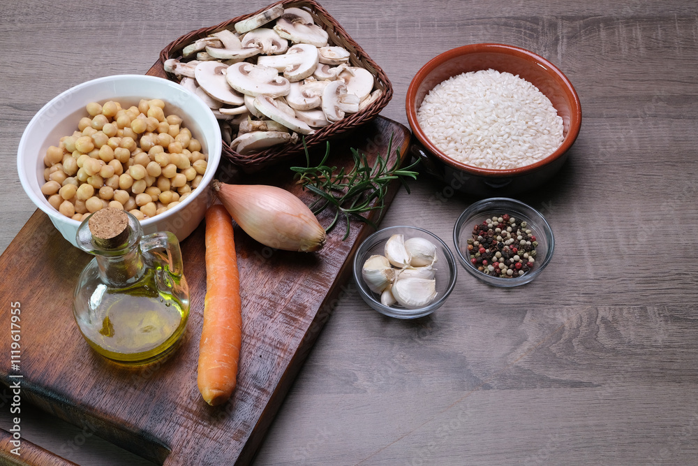 Ingredienti per fare una zuppa con ceci, riso e funghi Ingredienti per fare una zuppa con ceci, riso e funghi