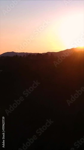 山と夕焼け空　秋　空撮　ドローン撮影　空のグラデーション　美しい自然風景　縦　縦向き　縦型動画　SNS　サイネージ