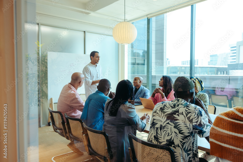 Obraz premium Marketing team engaged in a strategic planning meeting