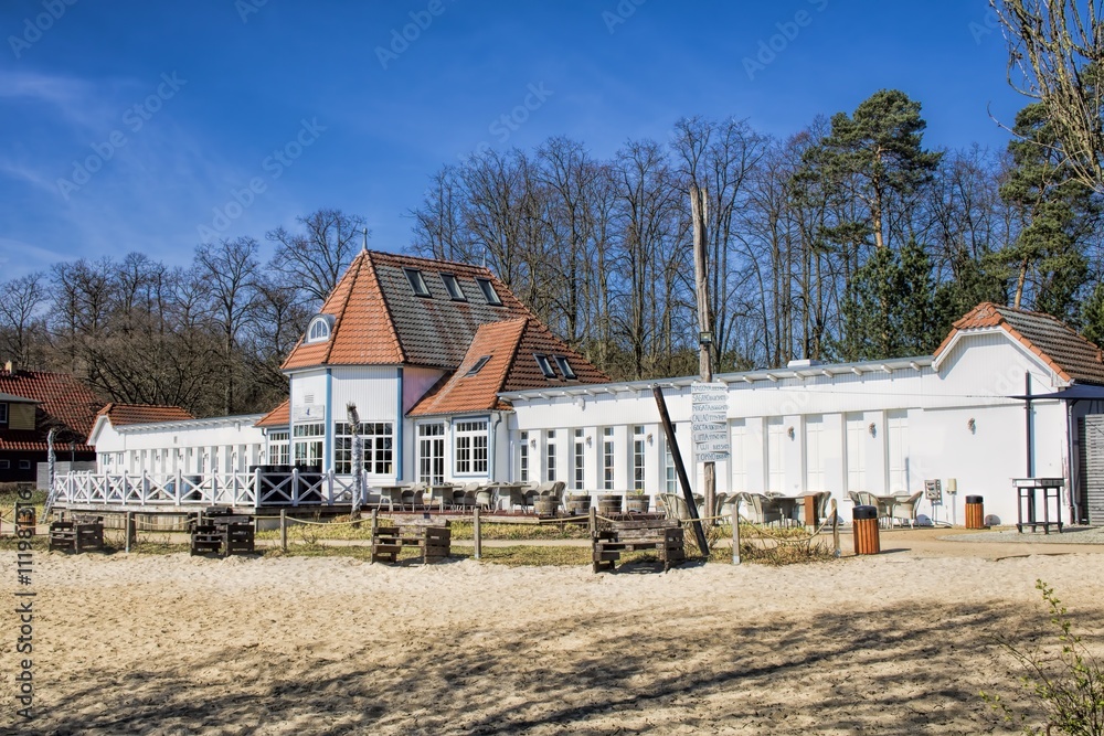bad saarow, deutschland - strand und altes badehaus im winter